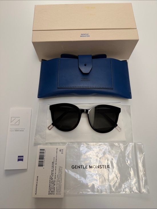 GENTLE MONSTER Accessories - GENTLE MONSTER Black Cat-Eye Sunglasses with Blue Case